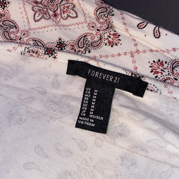 White bandana-patterned Halter top, Forever 21, Size M - Picture 3 of 4